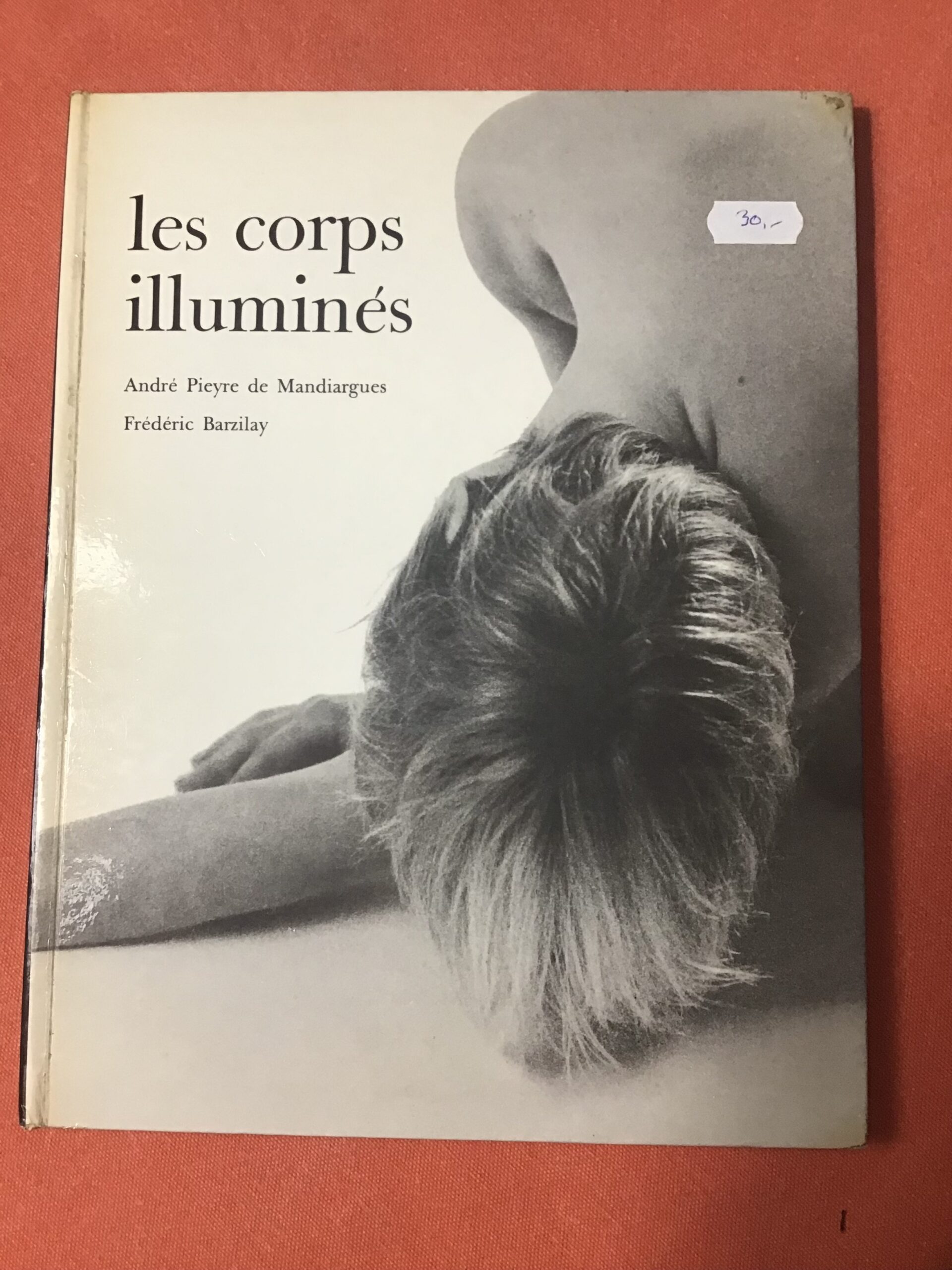 Les Corps illuminés/ Texte d’André PIEYRE de MANDIARGUES/ 44 Photographies de Frédéric BARZILAY reproduites en héliogravure/ Mercure de France 1965.
