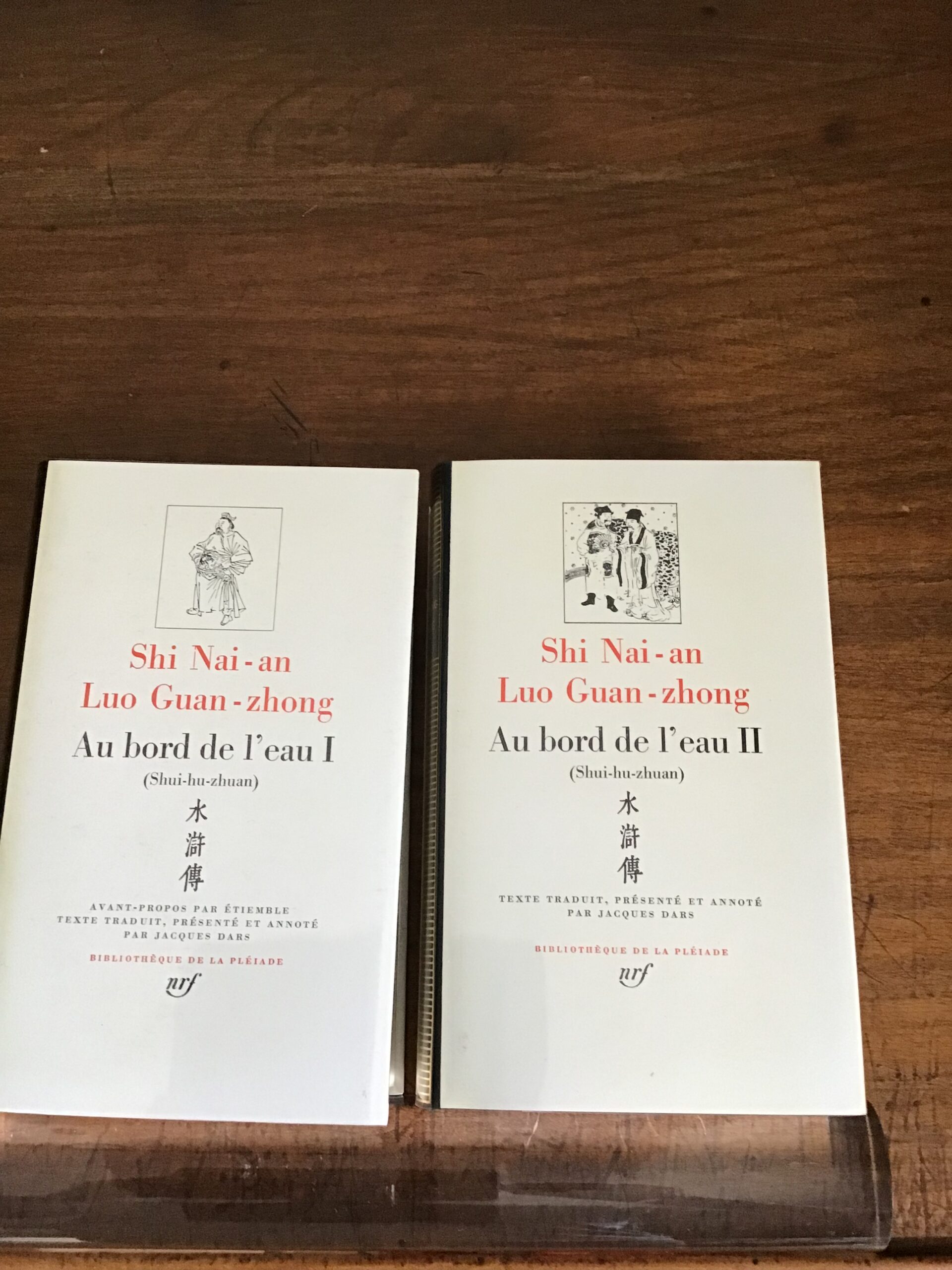 Shi Nai-an et Luo Guan-zhong/ Au bord de l'eau/ Shui-hu-zhuan/ Les 2 tomes réunis dans un coffret/Avant propos par ÉTIEMBLE/ Texte traduit , présenté et annoté par Jacques DARS/ Volumes 273 et 274 de la « Bibliothèque de la Pléiade »/ Éditions NRF GALLIMARD/ édition de 1978, impression de 1978.