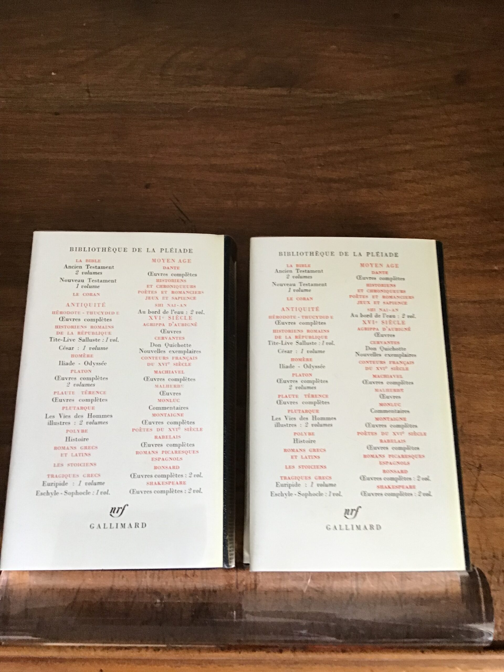 Shi Nai-an et Luo Guan-zhong/ Au bord de l'eau/ Shui-hu-zhuan/ Les 2 tomes réunis dans un coffret/Avant propos par ÉTIEMBLE/ Texte traduit , présenté et annoté par Jacques DARS/ Volumes 273 et 274 de la « Bibliothèque de la Pléiade »/ Éditions NRF GALLIMARD/ édition de 1978, impression de 1978.