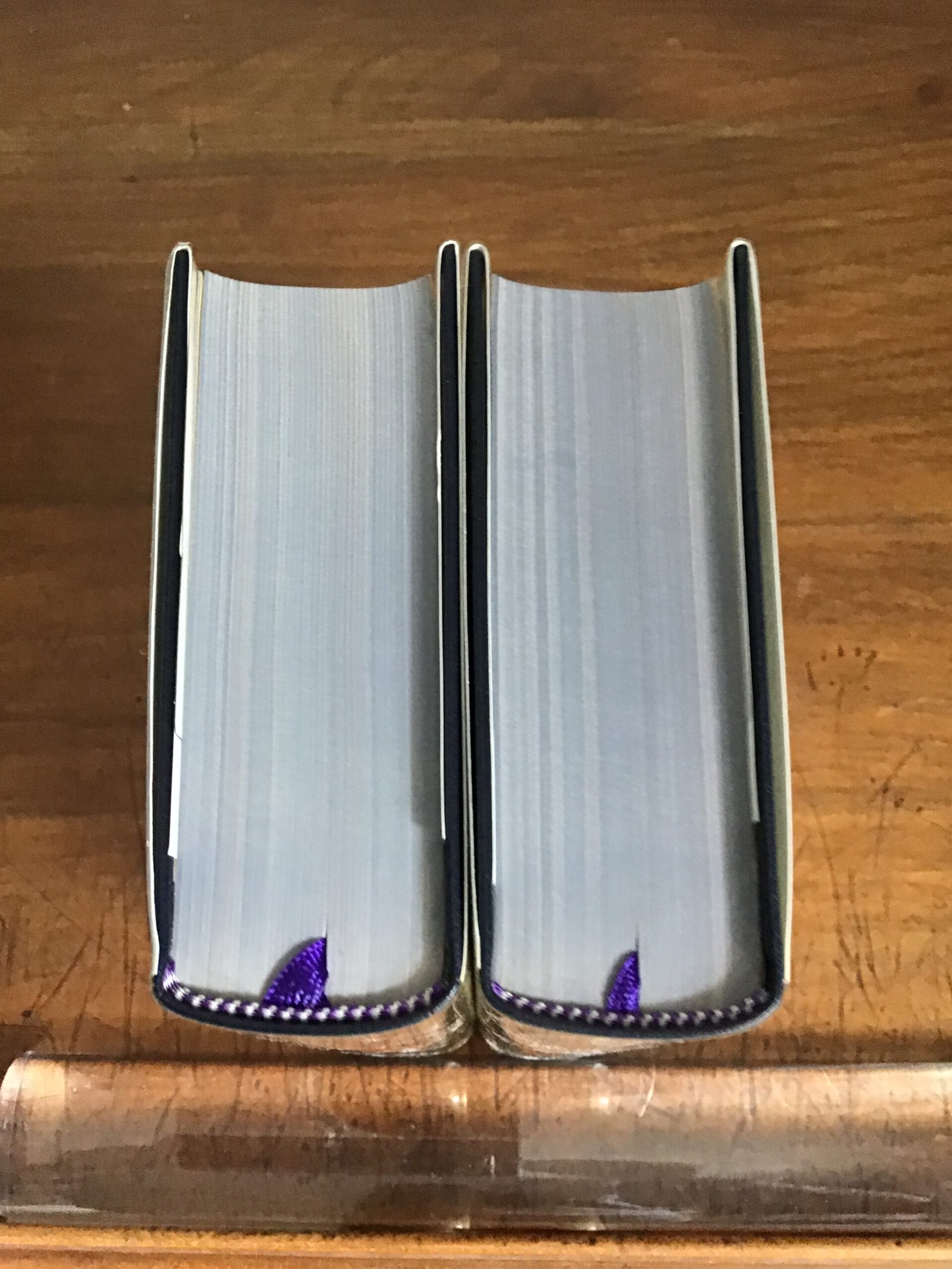 Shi Nai-an et Luo Guan-zhong/ Au bord de l'eau/ Shui-hu-zhuan/ Les 2 tomes réunis dans un coffret/Avant propos par ÉTIEMBLE/ Texte traduit , présenté et annoté par Jacques DARS/ Volumes 273 et 274 de la « Bibliothèque de la Pléiade »/ Éditions NRF GALLIMARD/ édition de 1978, impression de 1978.