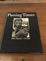 Péter KORNISS/ Passing Times/ photographies en noir et blanc/ traduit en Anglais du Hongrois par J.E. SZOLLOSY/ Athenaeum Printing House Budapest 1979